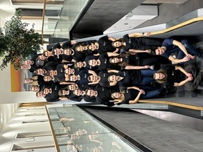 Gruppenfoto des Fachschaftsrates Physik auf der Treppe im LASE Gebäude